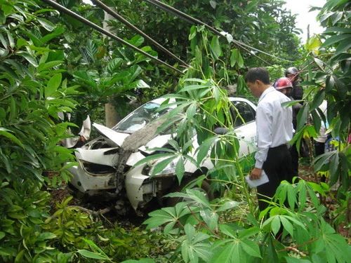 Vượt ẩu, Taxi húc đổ cột điện