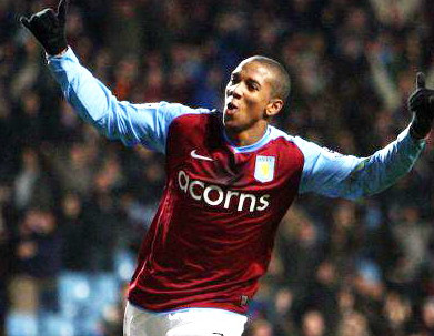 Tottenham: 15 triệu bảng đổi lấy Ashley Young