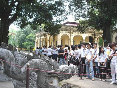 Du khách tham quan Hoàng thành