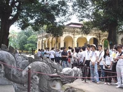 Du khách tham quan Hoàng thành