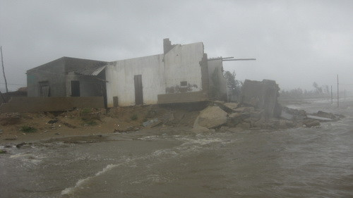 đánh sập một ngôi nhà gần bãi biển Thạch Bằng (Hà Tĩnh)