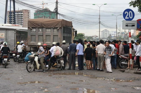 Hà Nội: 3 người chết thảm dưới gầm xe ben