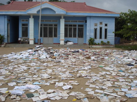 Sân trường trở thành nơi phơi sách sau mỗi trận mưa. Sân trường trở thành nơi phơi sách sau mỗi trận mưa.