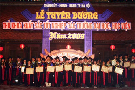 120 Thủ khoa Đại học ghi danh sổ vàng tại Văn Miếu