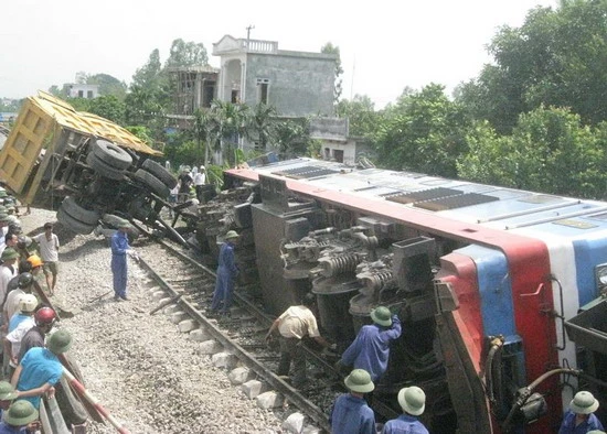 Ô tô tông tàu hỏa lật nhào