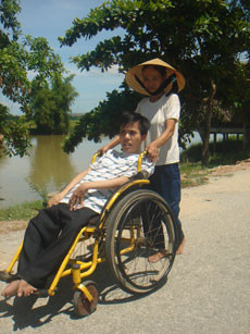 dưới trời nắng chang chang và gió Lào quất ràn rạt, 2 mẹ con vẫn quyết tâm trụ vững để tới trường agsd