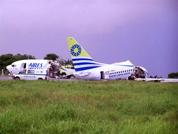 Những hình ảnh ấn tượng trong tuần ảnh 6 The wreckage of the Aires airlines aircraft that crashed upon landing on the airport of the Colombian island of San Andres. One person died of a suspected heart attack and 120 injured when the plane crash-landed after being struck by lightning