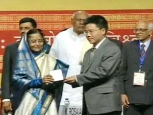 Bà Pratibha Patil - Tổng thống Ấn Độ trao Huy chương Fields cho GS Ngô Bảo Châu. Bà Pratibha Patil - Tổng thống Ấn Độ trao huy chương Fields cho GS Ngô Bảo Châu.