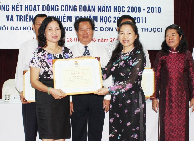 Chủ tịch Công đoàn Báo GD&TĐ, bà Phạm Minh Hoạt thay mặt công đoàn Báo GD&ĐT nhận bằng khen của Tổng LĐLĐVN