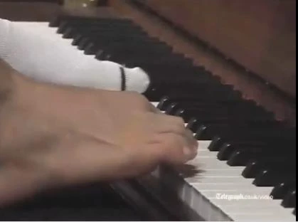 Xúc động vì tài năng chơi piano….bằng chân (video)