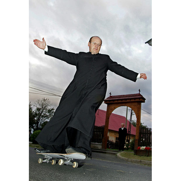 Những hình ảnh ấn tượng trong tuần ảnh 1 Reverend Zoltan Lendvai, a Hungarian Roman Catholic Church priest, 45, rides his skateboard in front of the local catholic church, a small village nearby the Hungarian-Slovenian border