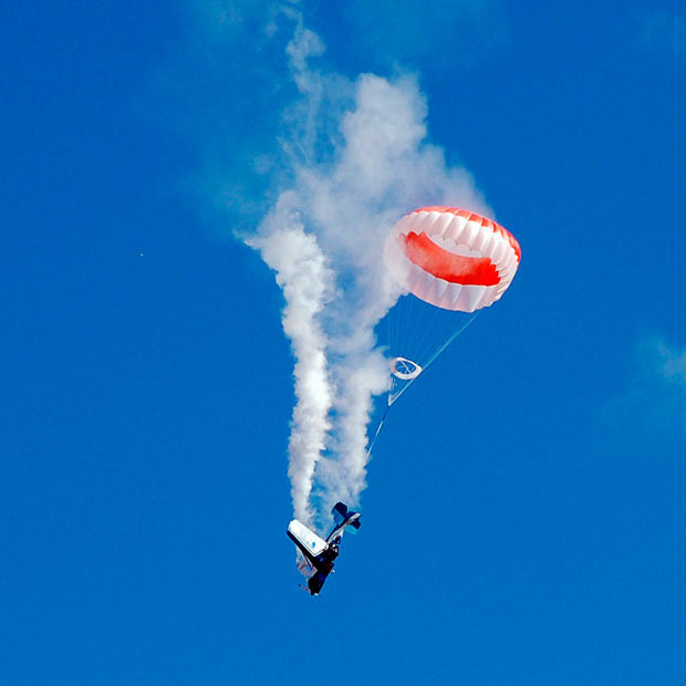 Những hình ảnh ấn tượng trong tuần ảnh 5 An aeroplane piloted by Dino Moline opens its parachute after an accident when it lost one of its wings during an air show near El Trebol, Santa Fe province, Argentina. The plane crashed onto the ground but the pilot suffered no injuries