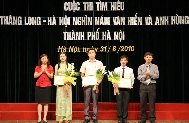 Trao giải Cuộc thi tìm hiểu &quot;Thăng Long-Hà Nội nghìn năm văn hiến, anh hùng&quot;