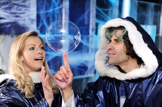 Braving temperatures colder than Antarctica professional bubble-maker, Samsam Bubbleman unveiled his latest creation- the world’s largest frozen bubble for Aero ice cream