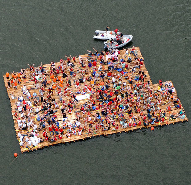 Những hình ảnh ấn tượng trong tuần ảnh 9 An aerial view of a raft which was built during a world record attempt in Kolberg, Germany. At 400 square metres and accommodating 333 people, the raft beat the previous record of 303 people on one raft