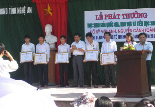 Một lớp có 10 thủ khoa, á khoa