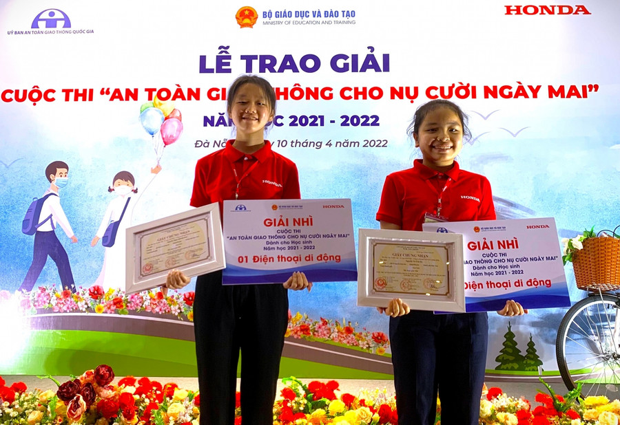 Hai học sinh đạt giải Nhì Cuộc thi “An toàn giao thông cho nụ cười ngày mai”.