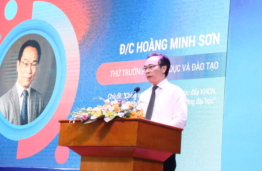 Thứ trưởng Bộ GD&amp;ĐT Hoàng Minh Sơn phát biểu tại diễn đàn.