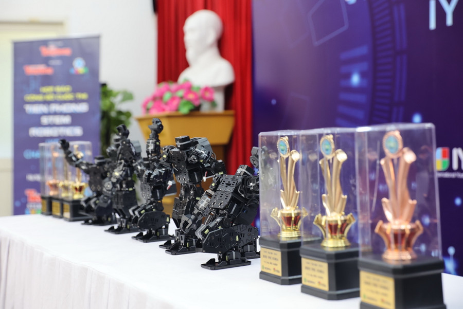 Cup biểu trưng của cuộc thi. Cup biểu trưng của cuộc thi.