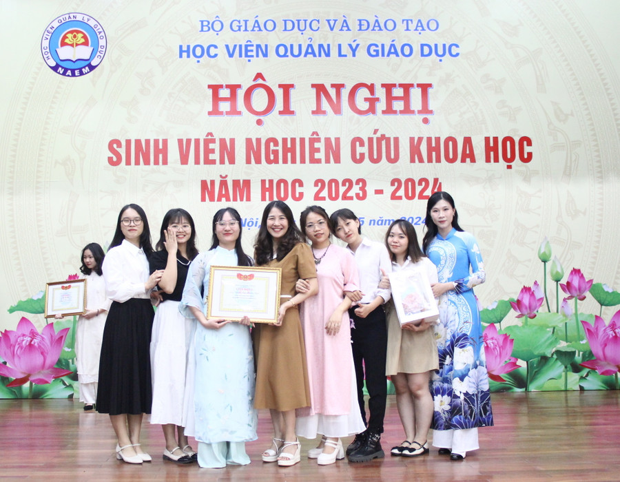TS Đỗ Thanh Tú cùng nhóm nghiên cứu đề tài "Ảnh hưởng của mạng xã hội TikTok đến việc học tiếng Anh của sinh viên năm ba ngành Ngôn ngữ Anh - Học viện Quản lý Giáo dục". TS Đỗ Thanh Tú cùng nhóm nghiên cứu đề tài "Ảnh hưởng của mạng xã hội TikTok đến việc học tiếng Anh của sinh viên năm ba ngành Ngôn ngữ Anh - Học viện Quản lý Giáo dục".
