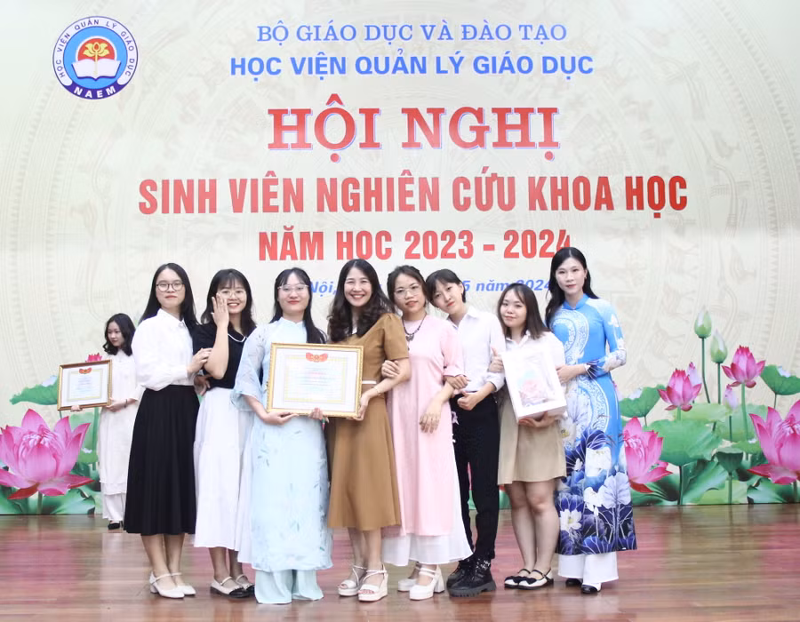 TS Đỗ Thanh Tú cùng nhóm nghiên cứu đề tài "Ảnh hưởng của mạng xã hội TikTok đến việc học tiếng Anh của sinh viên năm ba ngành Ngôn ngữ Anh - Học viện Quản lý Giáo dục".