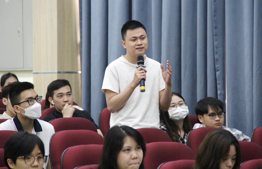 Sinh viên phản biện sôi nổi tại hội nghị. Sinh viên phản biện sôi nổi tại hội nghị.