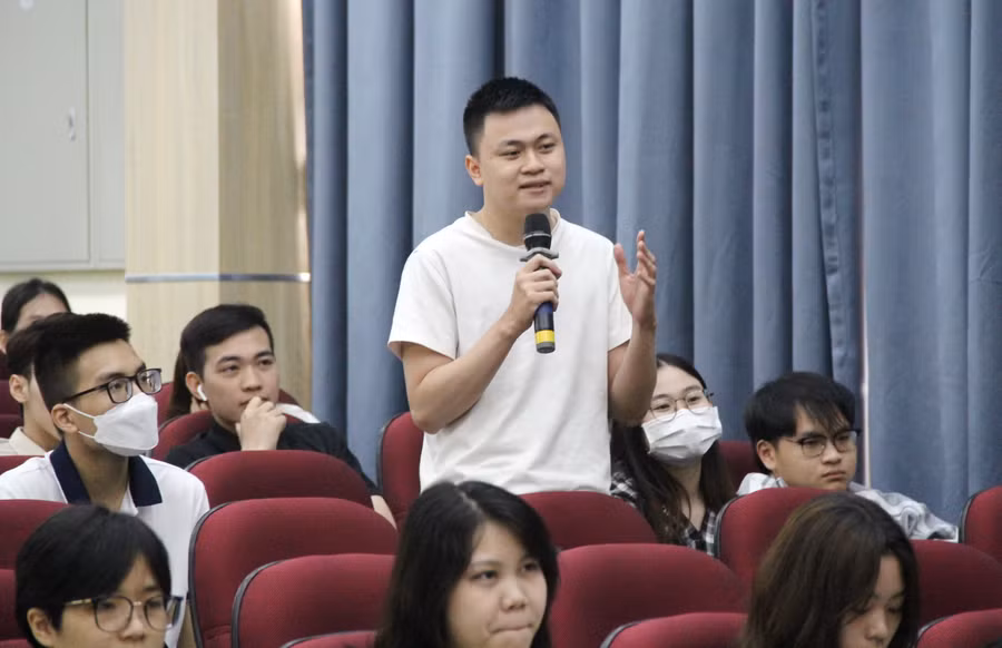 Sinh viên phản biện sôi nổi tại hội nghị.