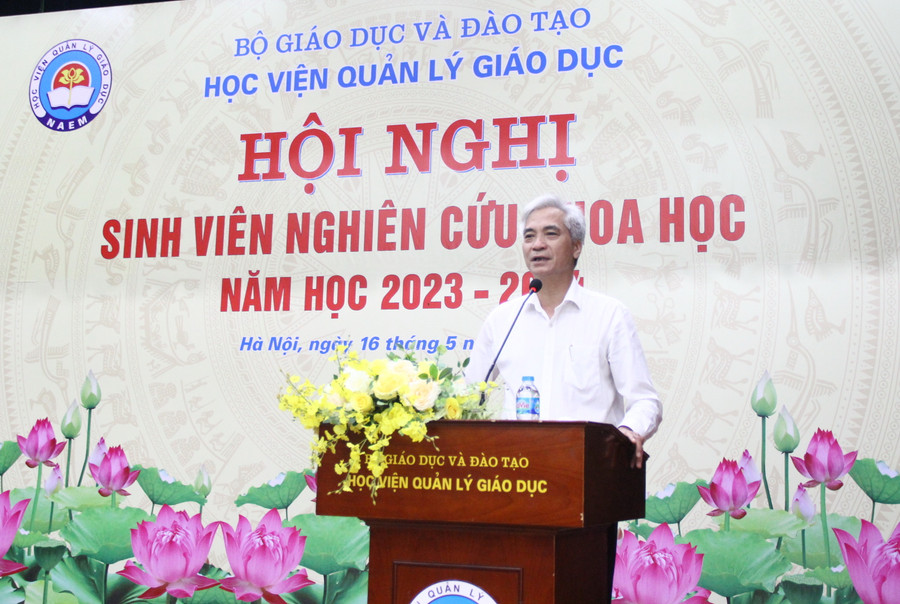 PGS.TS Trần Hữu Hoan phát biểu tại hội nghị. PGS.TS Trần Hữu Hoan phát biểu tại hội nghị.