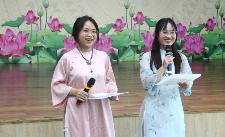 Hương Lan và Phương Uyên thuyết trình đề tài nghiên cứu của mình Hương Lan và Phương Uyên thuyết trình đề tài nghiên cứu của mình