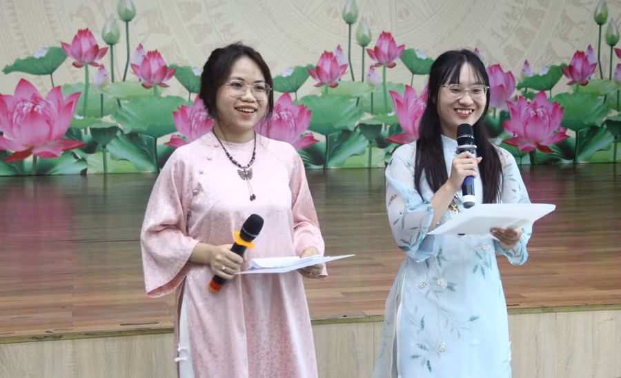 Hương Lan và Phương Uyên thuyết trình đề tài nghiên cứu của mình