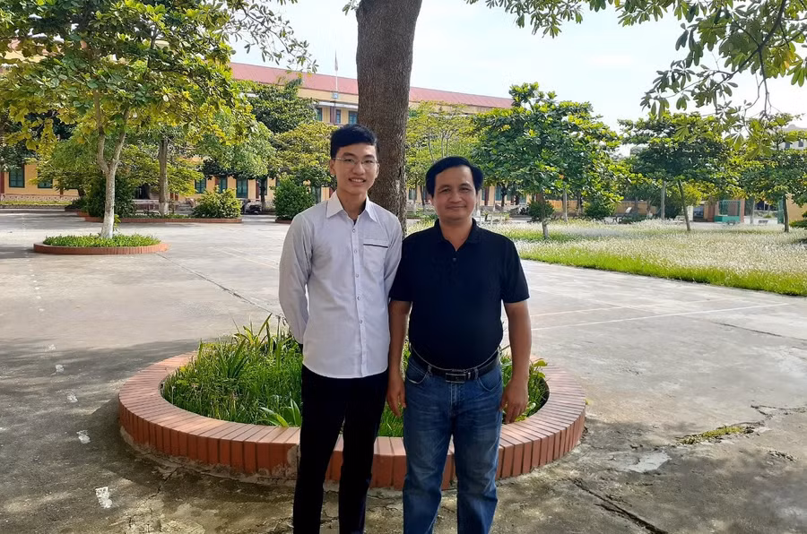 Vũ Viết Hải và thầy giáo chủ nhiệm Trần Văn Hiến.