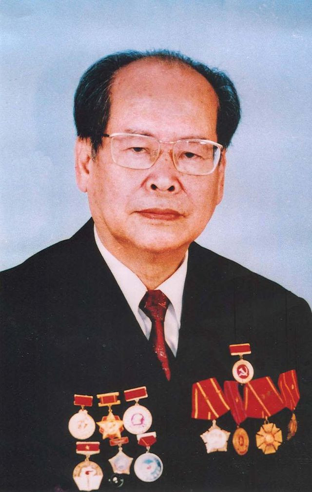 GS-TS, NGND Phan Hữu Dật. GS-TS, NGND Phan Hữu Dật.