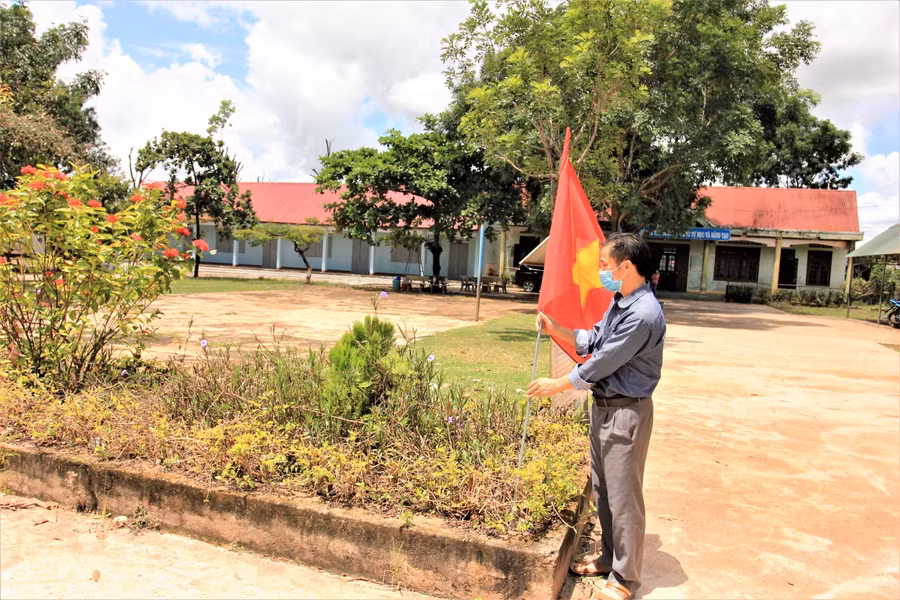 Thầy Lương Minh Hải, Hiệu trưởng Trường tiểu học Kim Đồng, xã Cư K’bang (huyện Ea Súp) sửa sang lại lối vào phòng trực tuyến.