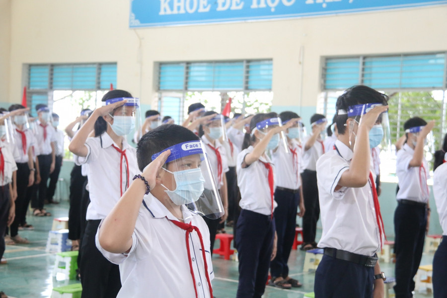 Khai giảng năm học mới tại Trường THCS Đắk Mâm (huyện K rông Nô, tỉnh Đắk Nông), tham dự có 100 học sinh.