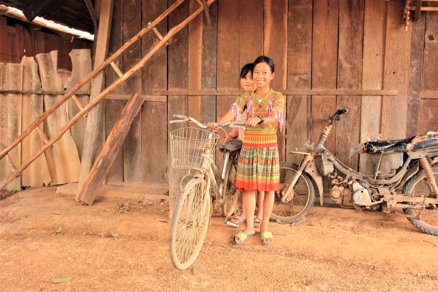 Hai em học sinh con chị Thào Mí Sình, thôn 15, Xã Cư K"bang bên chiếc xe đạp trước ngày khai giảng.