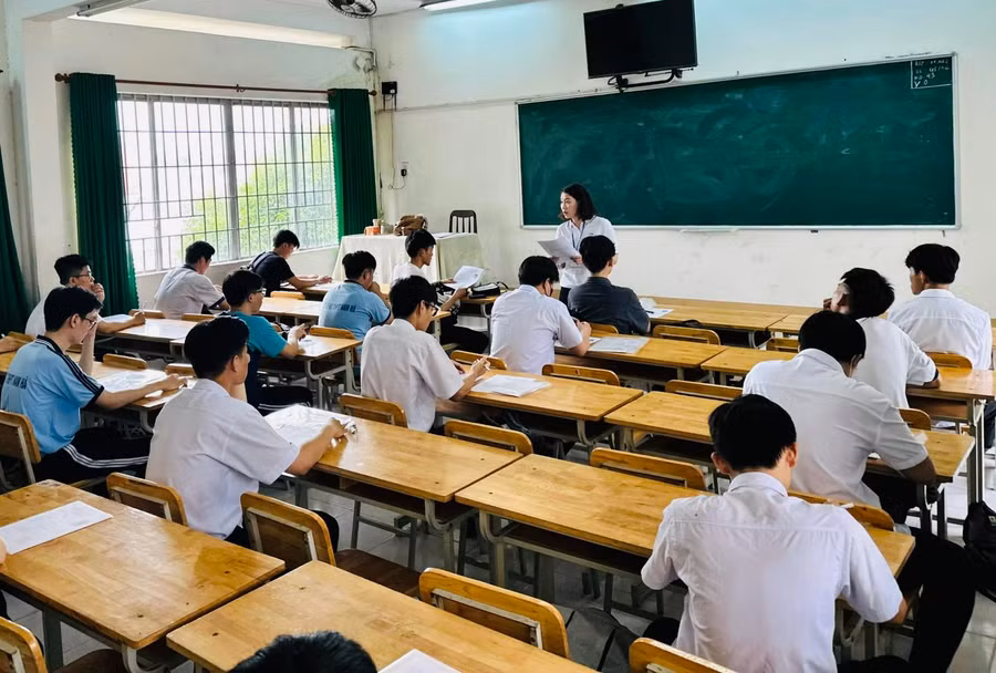 Thí sinh tại điểm thi Trường THPT chuyên Lê Hồng Phong trong buổi làm thủ tục dự thi tốt nghiệp THPT năm 2024.