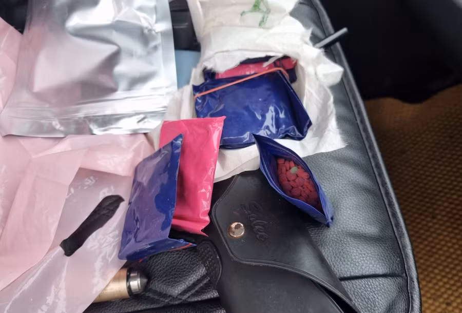 Số lượng lớn ma tuý tổng hợp được phát hiện trong xe ô tô của đối tượng.