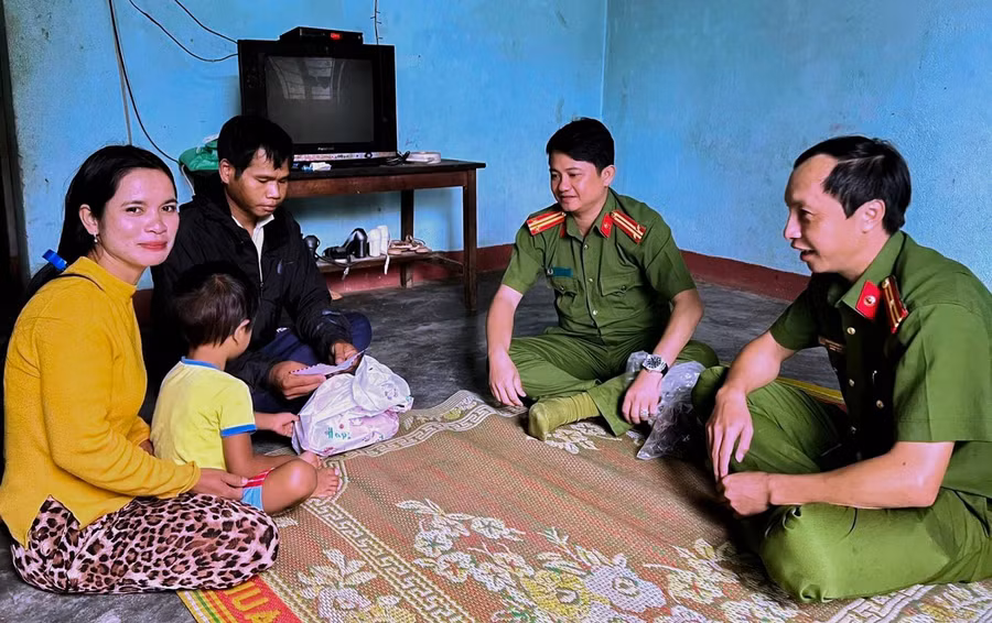 Cán bộ địa phương đến thăm hỏi, tuyên truyền pháp luật cho người dân vùng biên.