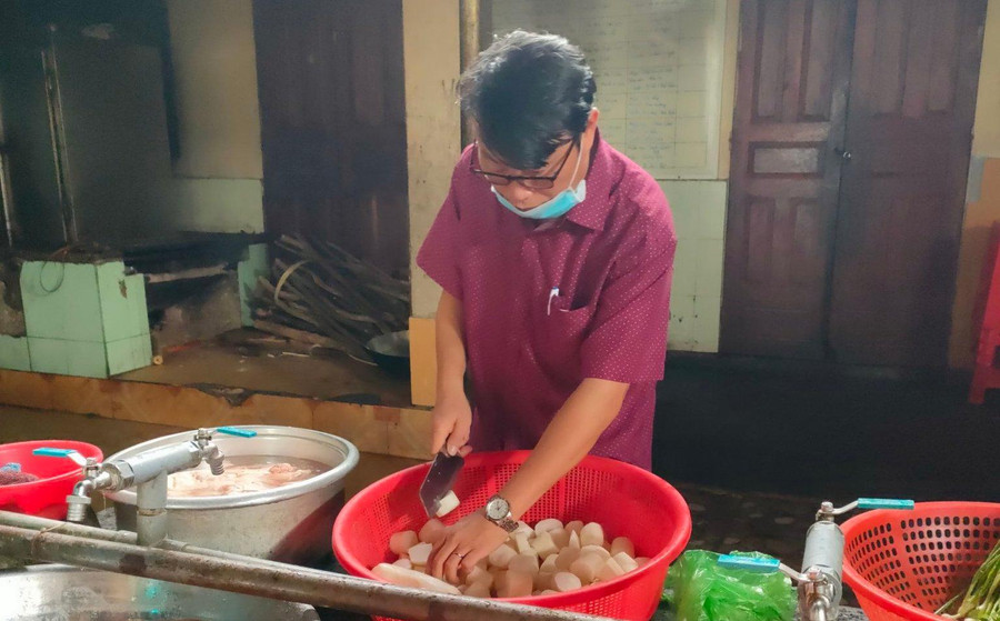 Thầy Tường tham gia nấu ăn cho các em nhỏ mồ côi, bất hạnh. Thầy Tường tham gia nấu ăn cho các em nhỏ mồ côi, bất hạnh.