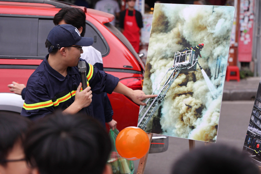 20 bức ảnh về hoạt động PCCC&amp;CNCH đã được trưng bày, giúp người dân và du khách hiểu rõ hơn về sự gian nan, vất vả và nguy hiểm của công tác PCCC&amp;CNCH.