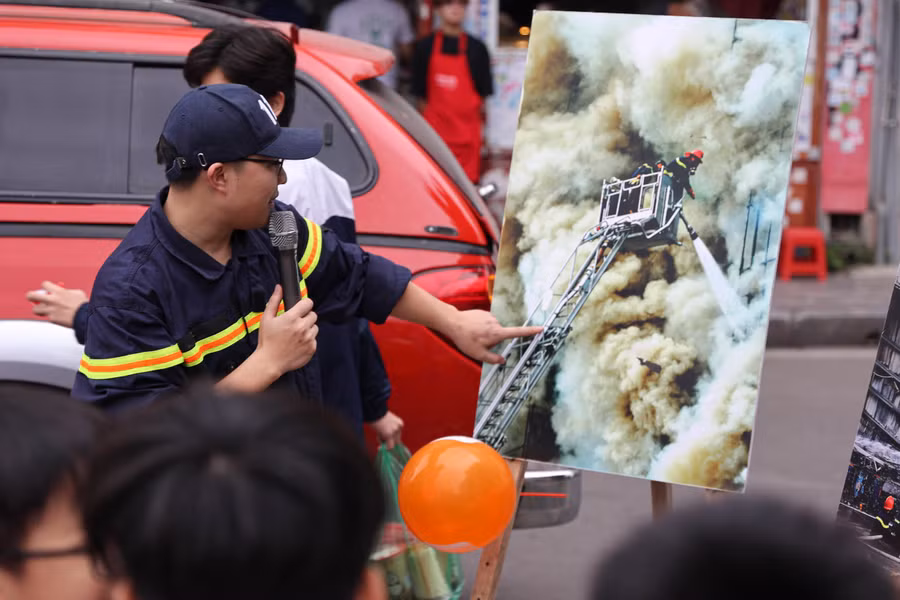 20 bức ảnh về hoạt động PCCC&amp;CNCH đã được trưng bày, giúp người dân và du khách hiểu rõ hơn về sự gian nan, vất vả và nguy hiểm của công tác PCCC&amp;CNCH.