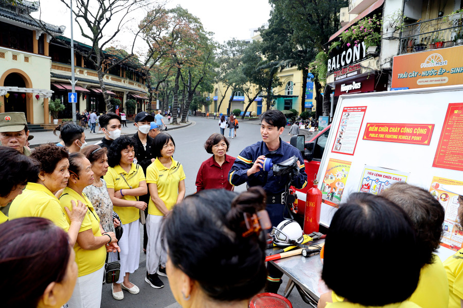 Lực lượng PCCC&amp;CHCN hướng dẫn người dân cách xử lý tình huống khi có sự cố cháy nổ xảy ra, bao gồm cách sử dụng một số phương tiện chữa cháy thông dụng. Bên cạnh đó, lực lượng PCCC&amp;CHCN đồng thời giải đáp thắc mắc và đưa ra những phương án để người dân tự bảo vệ bản thân và mọi người khỏi nguy cơ cháy nổ.