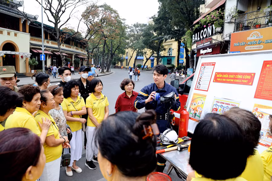 Lực lượng PCCC&amp;CHCN hướng dẫn người dân cách xử lý tình huống khi có sự cố cháy nổ xảy ra, bao gồm cách sử dụng một số phương tiện chữa cháy thông dụng. Bên cạnh đó, lực lượng PCCC&amp;CHCN đồng thời giải đáp thắc mắc và đưa ra những phương án để người dân tự bảo vệ bản thân và mọi người khỏi nguy cơ cháy nổ.