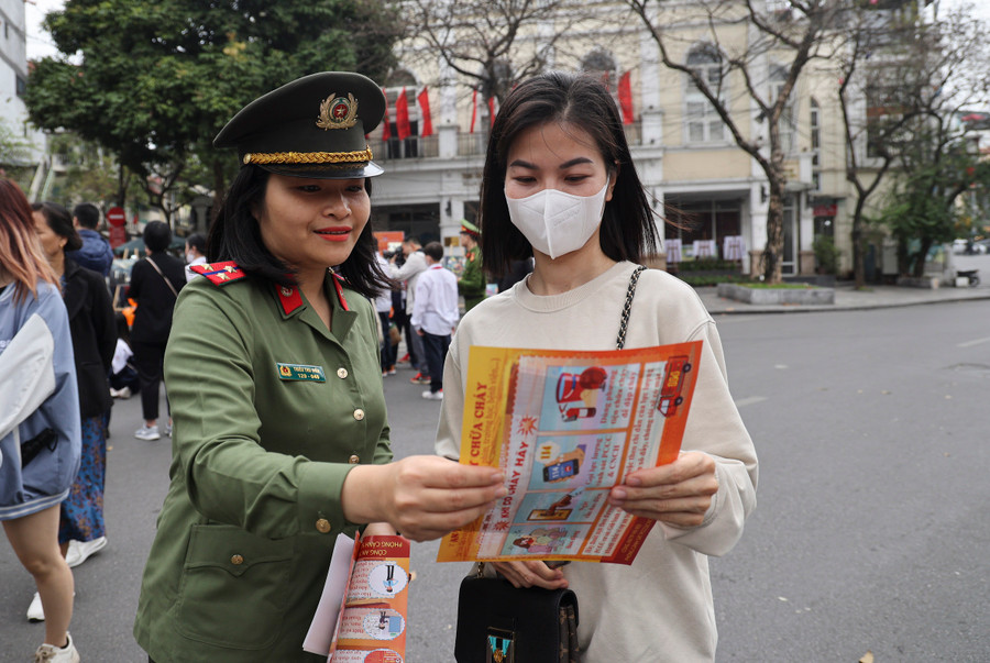 Trong buổi tuyên truyền, các mô hình chữa cháy hiệu quả và các điểm chữa cháy công cộng ở các ngõ sâu tại khu dân cư đã được công an quận Hoàn Kiếm giới thiệu nhằm nâng cao nhận thức và kiến thức của quần chúng nhân dân về công tác PCCC&amp;CNCH. Tại đây,người dân còn được hướng dẫn cài đặt ứng dụng “Báo cháy 114” trên điện thoại để kịp thời thông báo sự cố cháy nổ cho lực lượng chức năng.