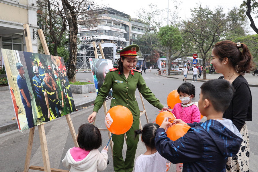 20 bức ảnh về hoạt động PCCC&amp;CNCH đã được trưng bày, giúp người dân và du khách hiểu rõ hơn về sự gian nan, vất vả và nguy hiểm của công tác PCCC&amp;CNCH.