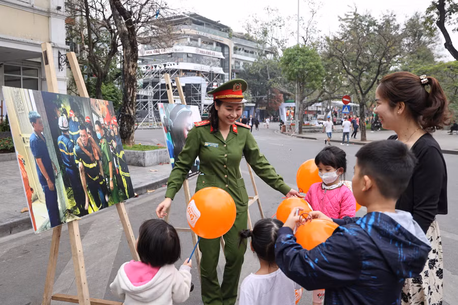 20 bức ảnh về hoạt động PCCC&amp;CNCH đã được trưng bày, giúp người dân và du khách hiểu rõ hơn về sự gian nan, vất vả và nguy hiểm của công tác PCCC&amp;CNCH.