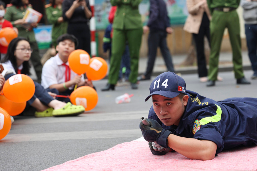 Lực lượng PCCC&amp;CNCH hướng dẫn kỹ năng cơ bản khi có sự cố cháy, nổ.