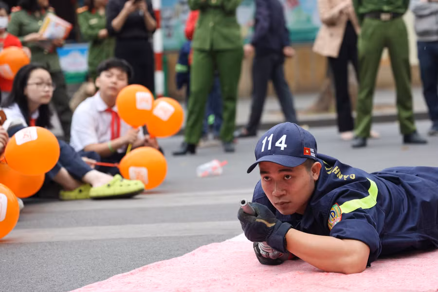Lực lượng PCCC&amp;CNCH hướng dẫn kỹ năng cơ bản khi có sự cố cháy, nổ.