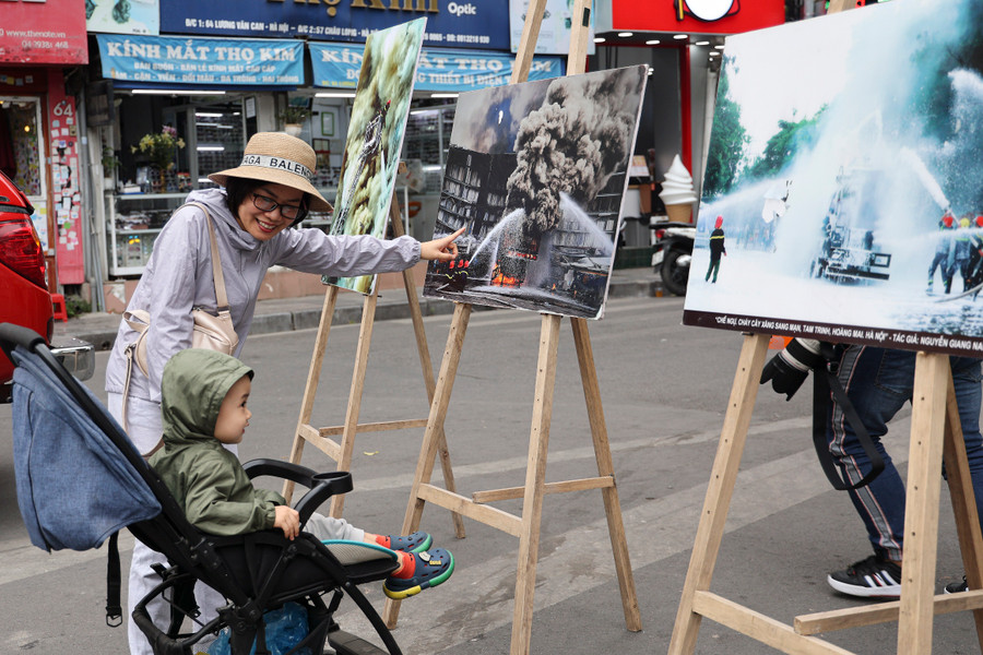 20 bức ảnh về hoạt động PCCC&amp;CNCH đã được trưng bày, giúp người dân và du khách hiểu rõ hơn về sự gian nan, vất vả và nguy hiểm của công tác PCCC&amp;CNCH.