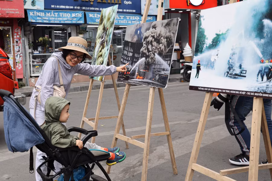 20 bức ảnh về hoạt động PCCC&amp;CNCH đã được trưng bày, giúp người dân và du khách hiểu rõ hơn về sự gian nan, vất vả và nguy hiểm của công tác PCCC&amp;CNCH.